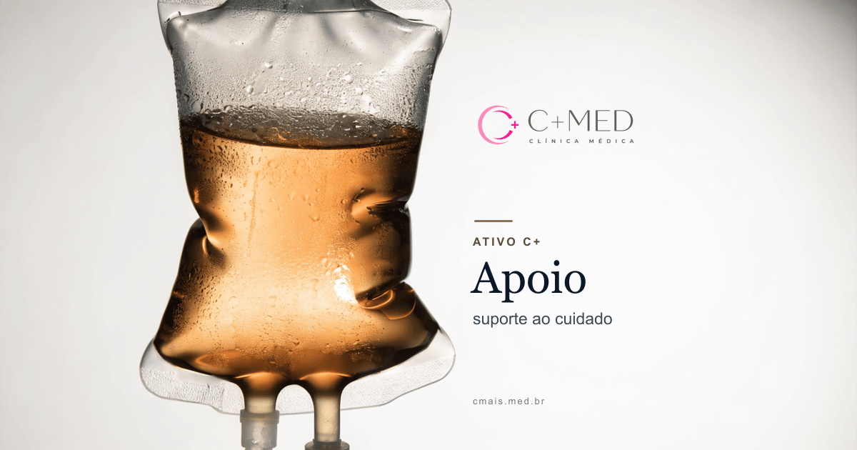 Bolsa de soro clínica com líquido âmbar-caramelo translúcido, fundo claro · imagem ilustrativa da linha ATIVO C+ Apoio