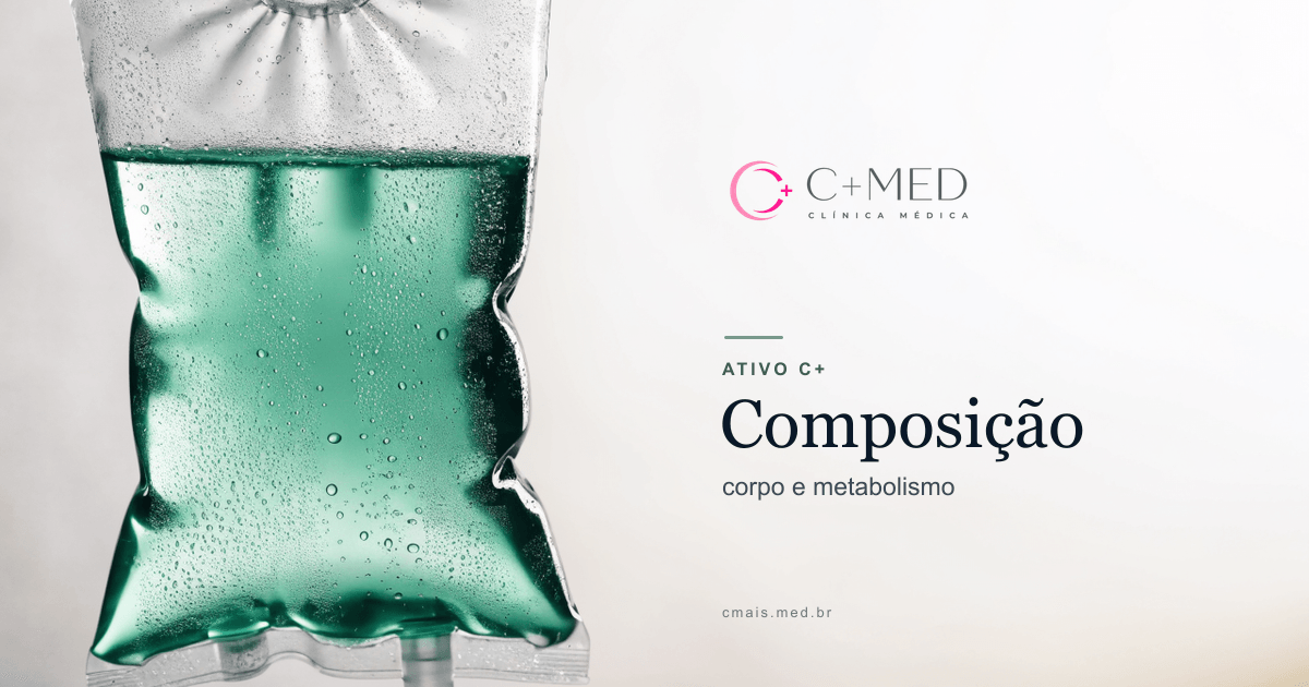 Bolsa de soro clínica com líquido verde-sálvia translúcido, fundo claro · imagem ilustrativa da linha ATIVO C+ Composição