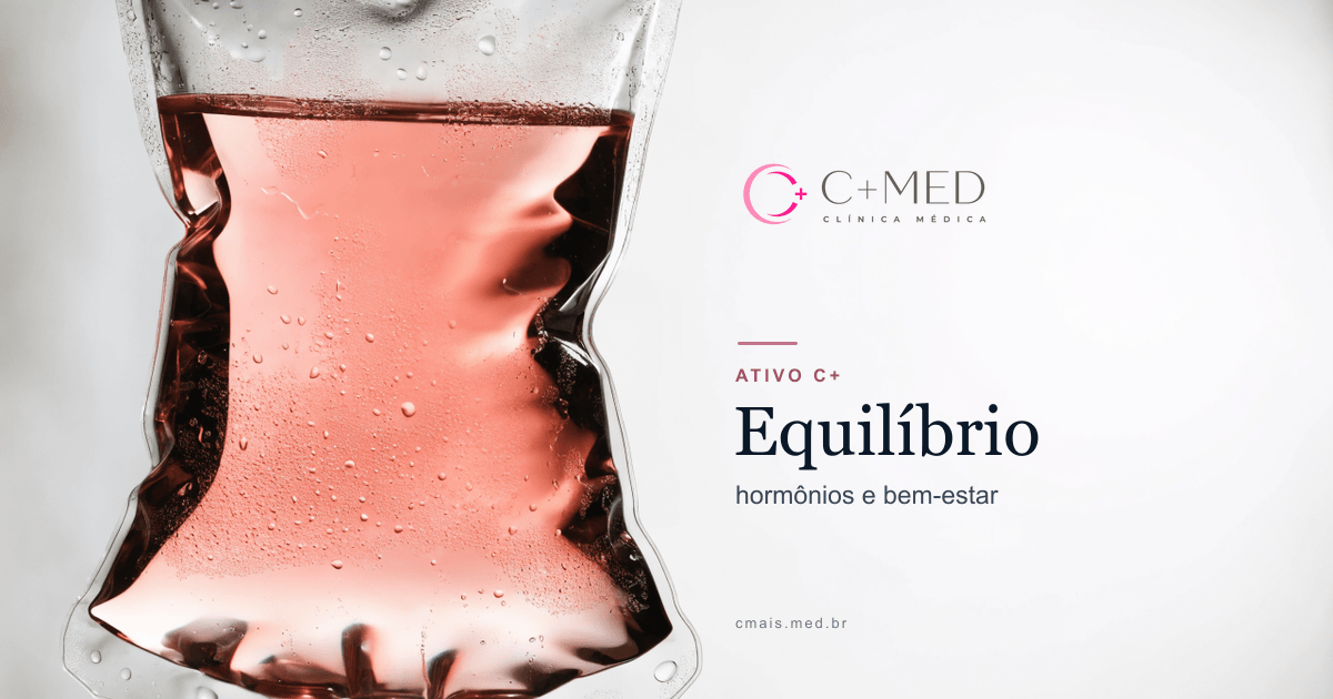 Bolsa de soro clínica com líquido rosa suave translúcido, fundo claro · imagem ilustrativa da linha ATIVO C+ Equilíbrio