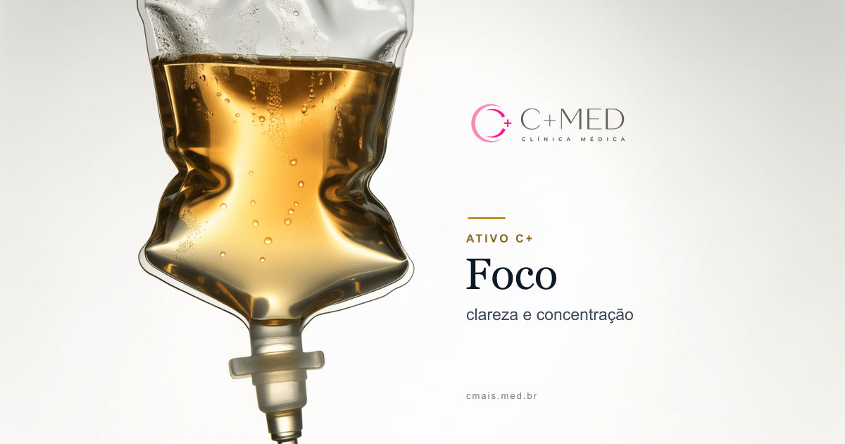 Bolsa de soro clínica com líquido âmbar-dourado translúcido, fundo claro · imagem ilustrativa da linha ATIVO C+ Foco