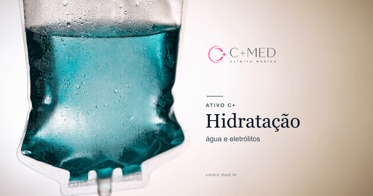 Bolsa de soro clínica com líquido turquesa translúcido, fundo claro · imagem ilustrativa da linha ATIVO C+ Hidratação