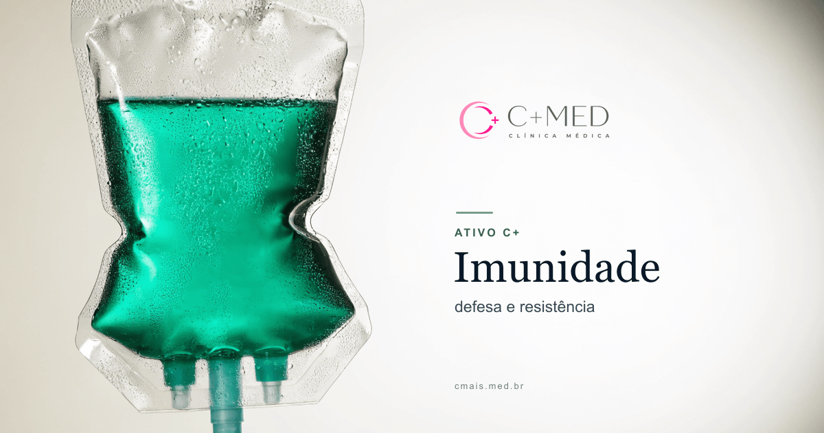 Bolsa de soro clínica com líquido verde-esmeralda translúcido, fundo claro · imagem ilustrativa da linha ATIVO C+ Imunidade
