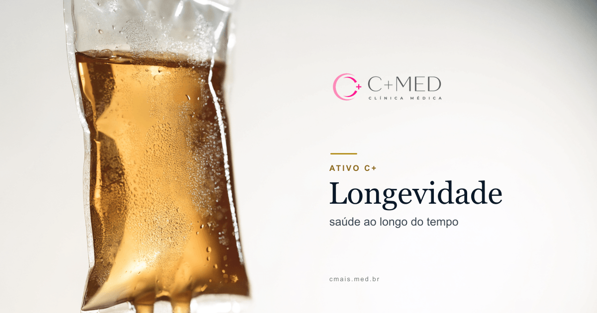 Bolsa de soro clínica com líquido dourado-mel translúcido, fundo claro · imagem ilustrativa da linha ATIVO C+ Longevidade