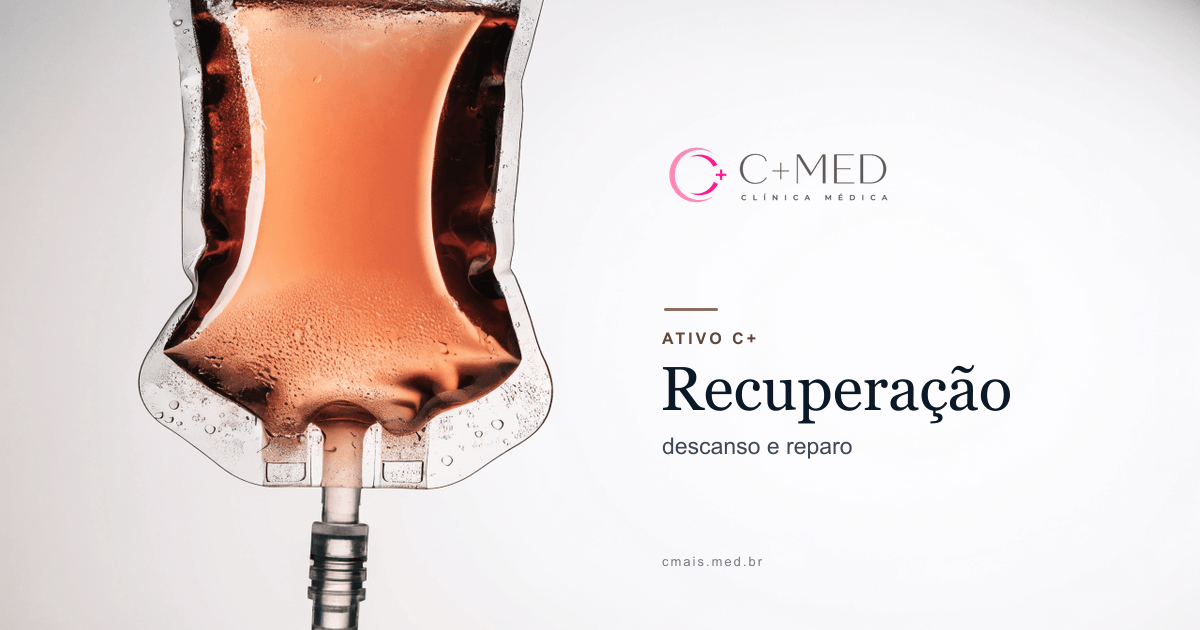Bolsa de soro clínica com líquido âmbar-terracota translúcido, fundo claro · imagem ilustrativa da linha ATIVO C+ Recuperação