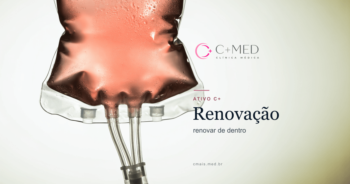 Bolsa de soro clínica com líquido rosa-coral translúcido, fundo claro · imagem ilustrativa da linha ATIVO C+ Renovação