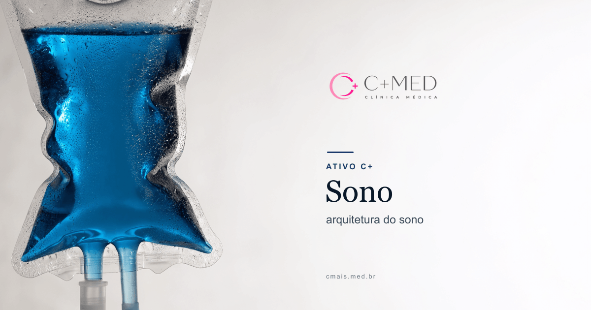 Bolsa de soro clínica com líquido azul-índigo translúcido, fundo claro · imagem ilustrativa da linha ATIVO C+ Sono