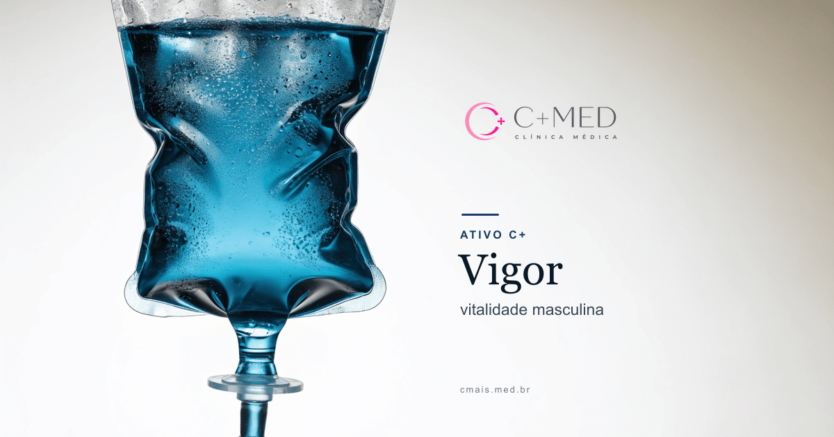 Bolsa de soro clínica com líquido azul-petróleo translúcido, fundo claro · imagem ilustrativa da linha ATIVO C+ Vigor