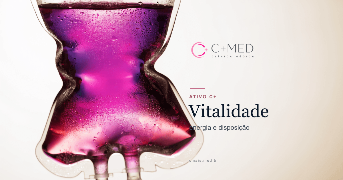 Bolsa de soro clínica com líquido magenta translúcido, fundo claro · imagem ilustrativa da linha ATIVO C+ Vitalidade