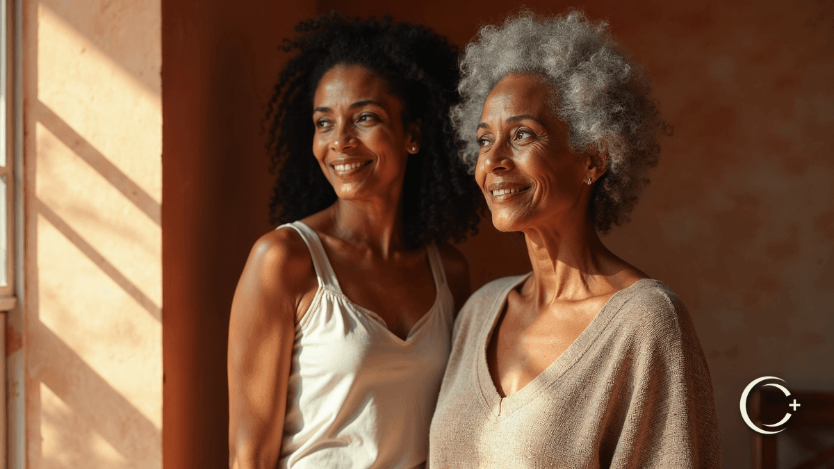 Duas mulheres de fases diferentes da vida, serenas e vitais em luz quente · a amplitude da Forja para Mulheres, da autonomia à longevidade na C+Med
