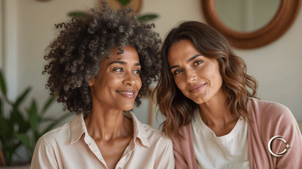 Duas mulheres adultas serenas em ambiente acolhedor · a diversidade de mulheres acompanhadas no Renascer Feminino · saúde hormonal feminina integrada na C+Med
